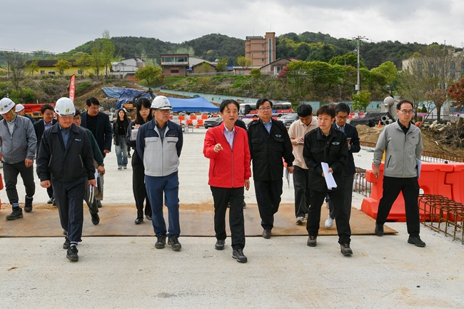 ▲ 최문순 군수, 안중기 부군수를 비롯한 군청 관계자들이 지난 20일 화천대교 건설 현장 찾아 진행 상황을 점검하고 있다. ⓒ화천군