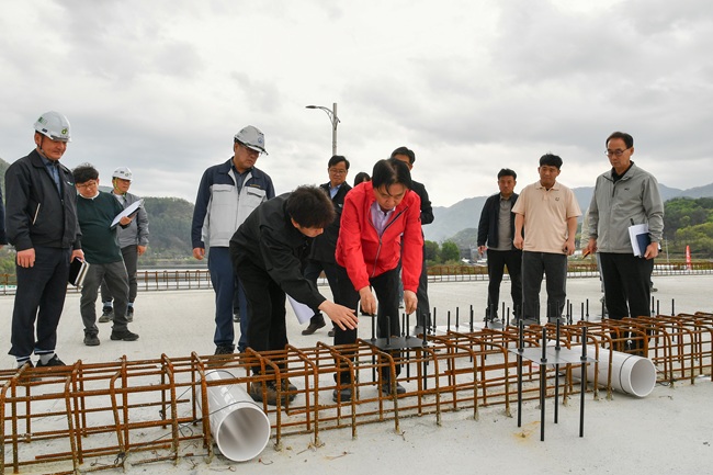 ▲ 최문순 군수, 안중기 부군수를 비롯한 군청 관계자들이 지난 20일 화천대교 건설 현장 찾아 진행 상황을 점검하고 있다. ⓒ화천군