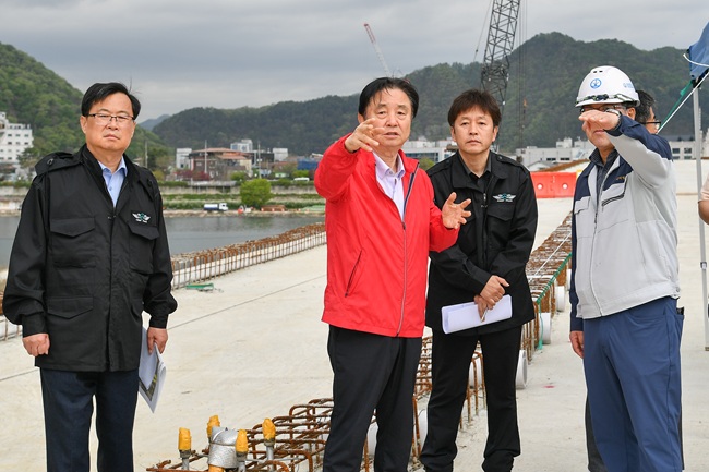 ▲ 최문순 군수, 안중기 부군수를 비롯한 군청 관계자들이 지난 20일 화천대교 건설 현장 찾아 진행 상황을 점검하고 있다. ⓒ화천군