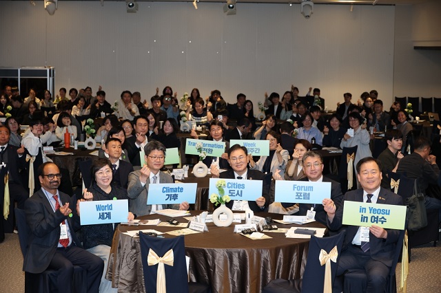 ▲ 장상길 포항시장 권한대행(오른쪽에서 두번째)은 2027 이클레이 세계총회의 성공적인 개최를 위해 특별 메시지를 전달했다.ⓒ포항시