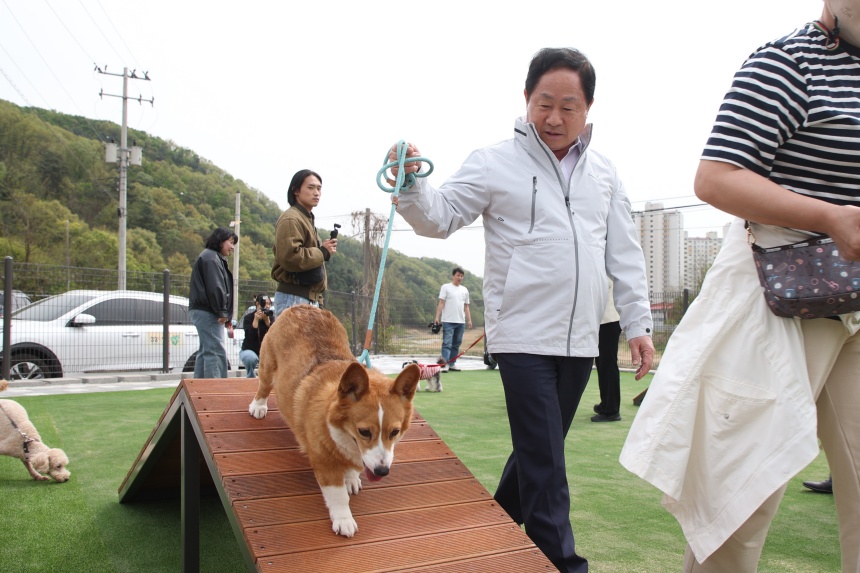 ▲ 주광덕 남양주 시장이 21일 진접읍 부평리 일원 반려견 놀이터 개장식에서 애견과 함께 걷고 있다 ⓒ남양주시 제공