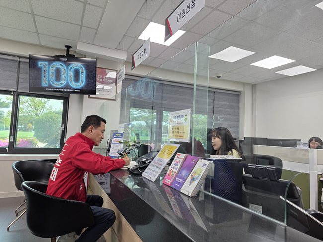 ▲ 김진태 강원특별자치도지사 후보가 21일 '뚝심 이어달리기 6탄' 행보로 강릉시 주문진읍에 위치한 강원특별자치도청 제2청사를 찾아 '제2소방본부 신설'을 약속했다. ⓒ김진태 후보측 제공