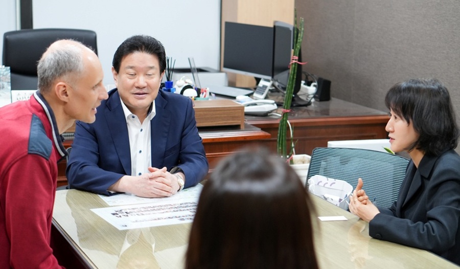 ▲ 왼쪽부터 다리우쉬 짐니츠키 교수, 민인기 국립합창단 단장, 최성은 한국외대 폴란드학과 학과장이 협력 체결 후 환담을 나누고 있다.ⓒ한국외대