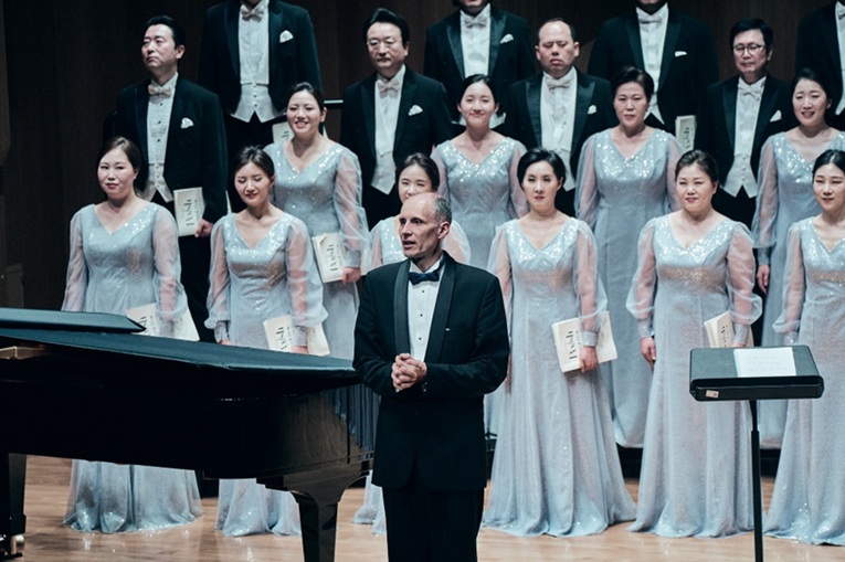 ▲ 다리우쉬 짐니츠키 교수(객원 지휘)와 국립합창단의 모습.ⓒ한국외대