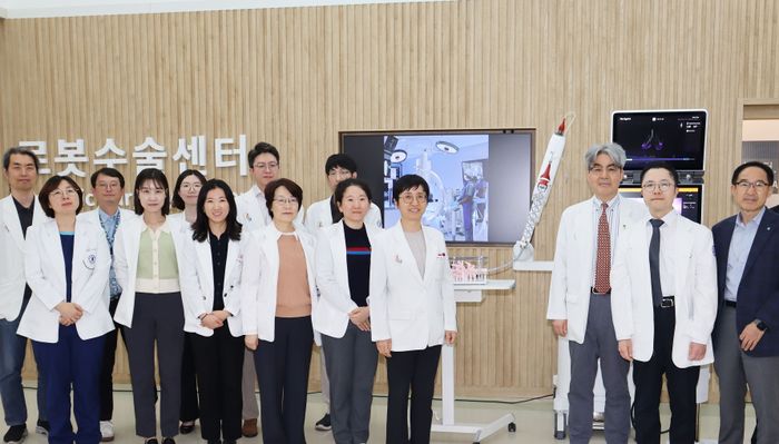 ▲ 최선근(오른쪽 세번째) 인하대병원 진료부원장 등 의료진들이 아이온 도입 기념식에서 사진촬영을 하고 있다.ⓒ인하대병원 제공