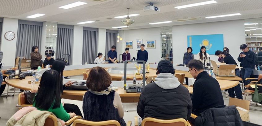 ▲ 3D 프린터를 조립하고 출력 실습을 진행하는 서울사이버대 학생들.ⓒ서울사이버대