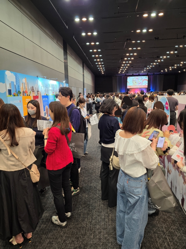 ▲ 지난 18일 로프트 K-코스메틱 페스티벌 내에서 개최된 ‘서울 인 더 로프트 바이 아모레퍼시픽’은 1·2부 합산 약 2500명이 몰린 대형 행사다. 오전 11시 시작과 동시에 인플루언서 등이 몰린 현장ⓒ최신혜 기자