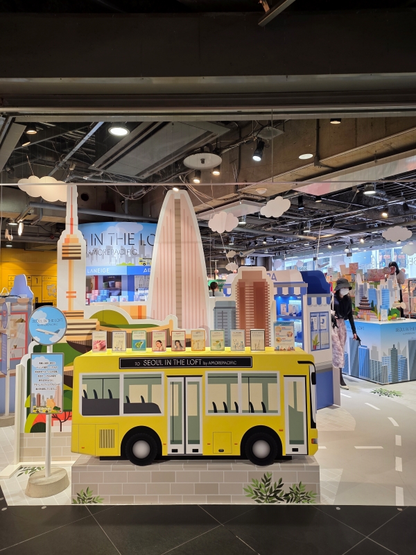 ▲ 18일 시부야 중심가에 위치한 로프트 매장. 중앙에는 서울 도심을 형상화한 대형 원형 진열대가 설치돼 있었고, 라네즈·에스트라·이니스프리 제품이 브랜드별로 배치돼 있었다. ⓒ최신혜 기자