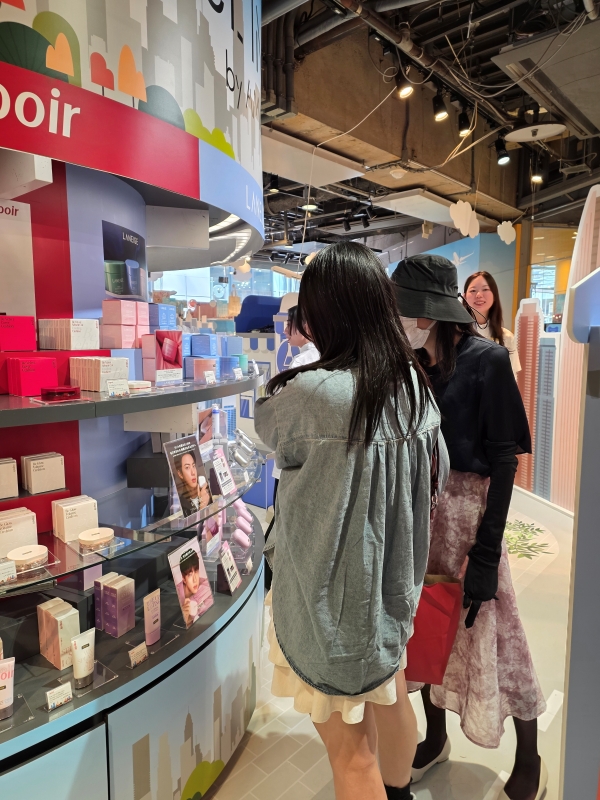 ▲ 18일 로프트 아모레 매대에서 일본 현지인들이 제품을 테스트하고 있다. ⓒ최신혜 기자