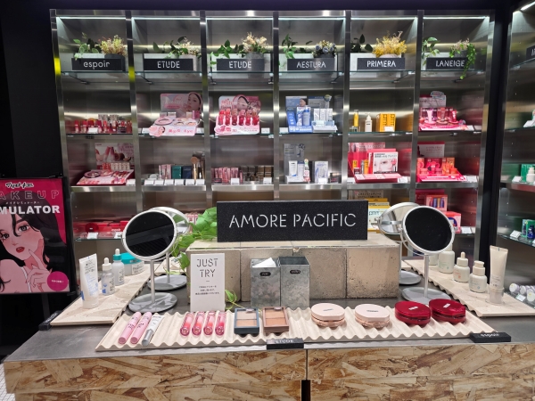 ▲ 18일 찾은 시부야 마츠모토키요시 매장. 아모레퍼시픽 에뛰드, 에스트라, 프리메라, 라네즈 등 주요 브랜드를 한데 모은 별도 공간을 구성해 사실상 ‘미니 플래그십’ 형태를 구현했다. ⓒ최신혜 기자