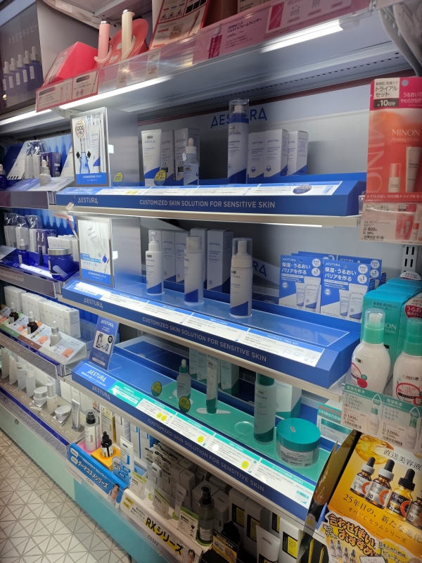 ▲ 18일 찾은 시부야 마츠모토키요시 매장. 각 브랜드는 기능과 타깃에 따라 진열 콘셉트를 달리하며 소비자 선택을 유도하고 있었다. ⓒ최신혜 기자