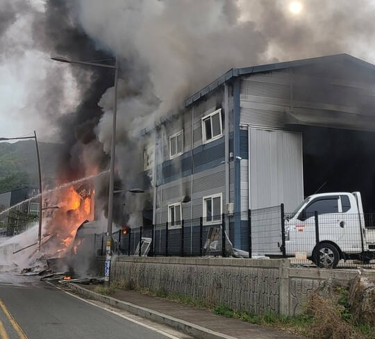 ▲ 22일 오전 7시 15분께 경기 남양주시 진접읍의 한 분체도장에서 화재가 발생했다. ⓒ연합뉴스