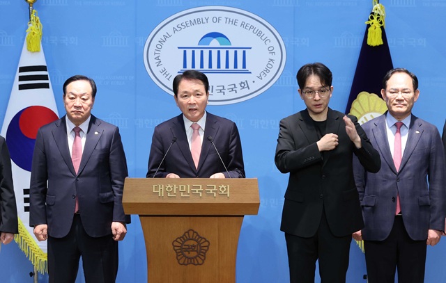 ▲ 성일종 국회 국방위원회 위원장과 국민의힘 의원들이 22일 국회 소통관에서 정동영 통일부 장관의 대북 기밀 정보 유출 논란과 관련해 기자회견을 하고 있다. ⓒ뉴시스