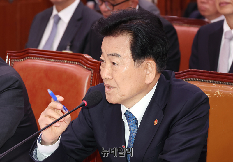 ▲ 정동영 통일부 장관이 지난 15일 국회에서 열린 외교통일위원회 전체회의에서 의원들의 질문에 답하는 모습. ⓒ이종현 기자