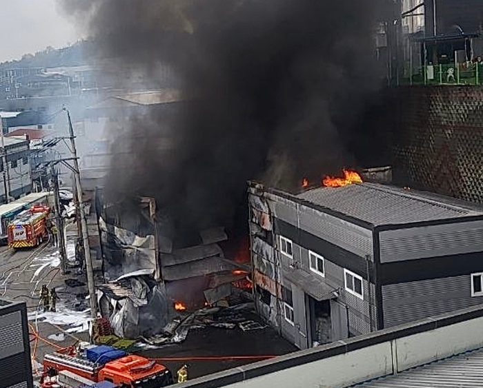 ▲ 22일 오전 9시 40분께 경기 화성시 효행구 정만념에 위치한 한 의약품 제조공장에서 불이 났다. ⓒ경기도소방재난본부 제공