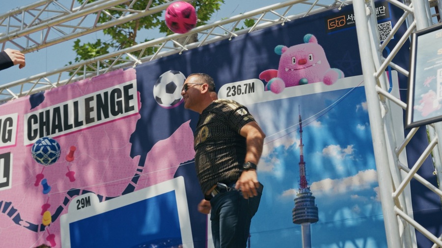 ▲ 서울 헤딩 챌린지 이벤트를 참여하여 남산을 향해 헤딩하는 외국인 ⓒ서울관광재단