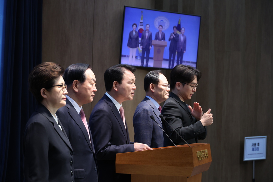 ▲ 성일종 국회 국방위원회 위원장과 국민의힘 의원들이 22일 서울 여의도 국회 소통관에서 정동영 통일부 장관의 대북 기밀 정보 유출 논란과 관련해 기자회견을 하고 있다. ⓒ뉴시스