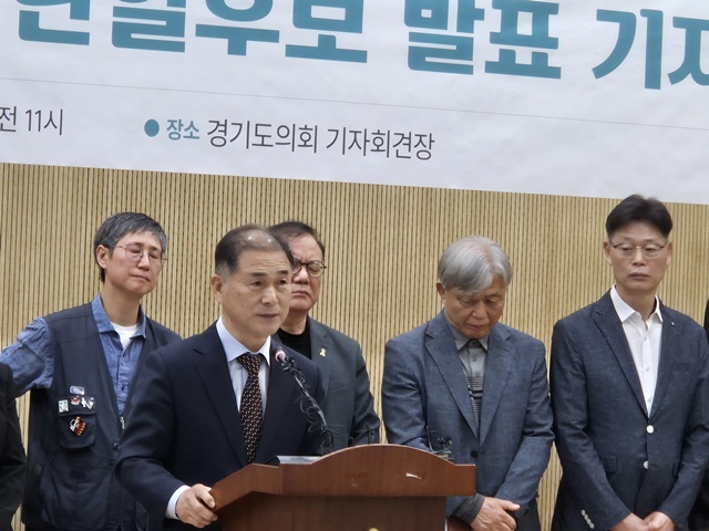 ▲ 장성근 경기교육혁신연대 선관위원장이 22일 경기도의회에서 기자회견을 열고 경기민주진보교육감 단일후보를 발표하고 있다. ⓒ김현우기자