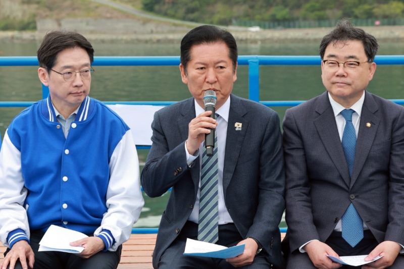 ▲ 정청래 더불어민주당 대표가 22일 경남 통영시 욕지도에서 탑승한 여객선에서 열린 선상 최고위원회의에 참석해 발언하고 있다. ⓒ연합뉴스