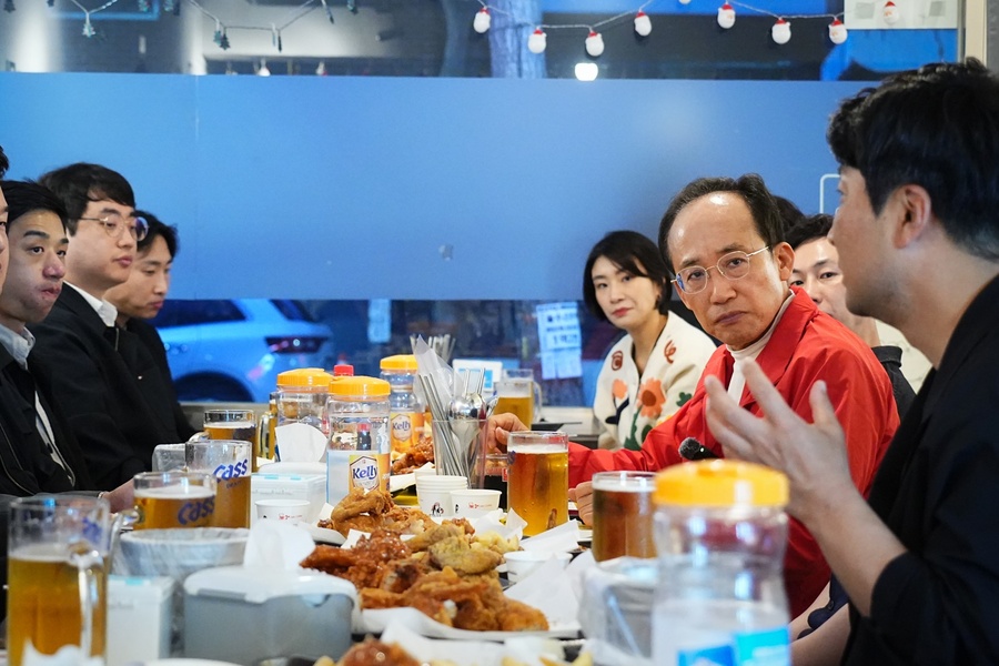 ▲ 추 의원은 지난 20일 저녁 남구 대명동의 한 치킨집에서 청년 창업인 20여 명과 ‘치맥 간담회’를 열고, 청년과 중장년 모두가 행복한 ‘갓생(GOD+生)도시 대구’를 만들기 위한 허심탄회한 논의를 진행했다.ⓒ추경호 의원실