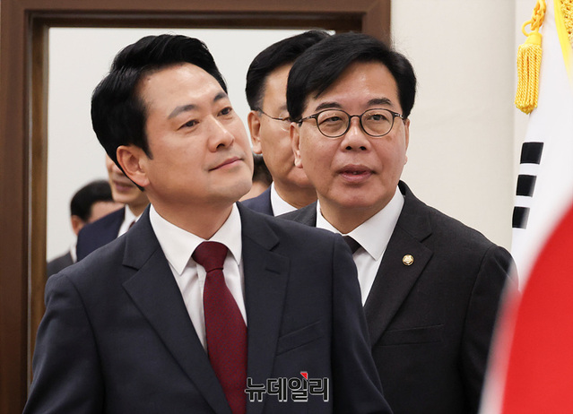 ▲ 장동혁 국민의힘 대표와 송언석 원내대표가 20일 오전 서울 여의도 국회에서 열린 최고위원회의에 참석하며 선거 슬로건을 바라보고 있다. ⓒ서성진 기자