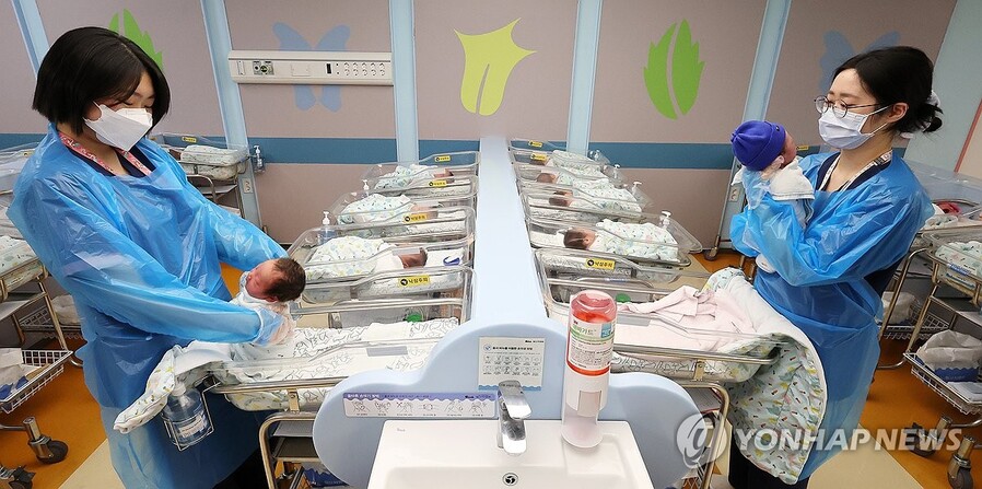 ▲ 지난달 26일 경기도 고양시 CHA의과학대학교 일산차병원 신생아실에서 간호사가 신생아를 돌보고 있다. ⓒ연합뉴스