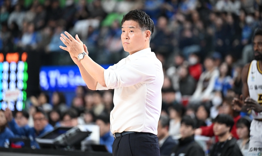 ▲ LG가 정규리그 우승을 이끈 조상현 감독과 3년 재계약을 체결했다.ⓒ창원 LG 제공