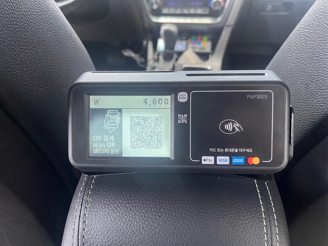 ▲ 택시 뒷좌석에 설치된 결제단말기 모습. ⓒ강릉시