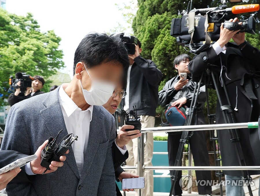 ▲ 금품을 받고 재력가의 아내인 유명 인플루언서의 사기 사건을 무마한 혐의를 받는 송모 경감이 22일 서울 양천구 남부지법에서 열린 구속 전 피의자 심문(영장실질심사)에 출석하고 있다. ⓒ연합뉴스