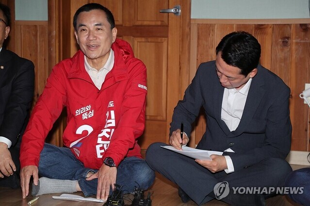 ▲ 22일 강원 양양군 손양면 수산리 어촌 마을회관을 찾은 국민의힘 김진태 강원지사 후보가 지도부를 향해 쓴소리하자 장동혁 당 대표가 이를 받아적고 있다. ⓒ연합뉴스