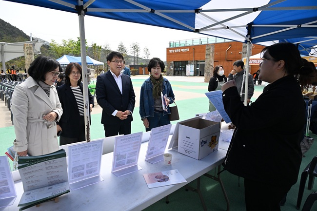 ▲ 강원 평창군이 22일 평창강 물 환경 체험센터에서 '2026 지구의 날 환경 축제'를 개최했다. 이날 평창군시설관리공단은 종량제 봉투 활용법을 안내하고, 한국환경공단 평창수도통합센터는 수돗물 음용 인식 개선과 일회용품 저감 홍보 부스를 운영했다. ⓒ평창군