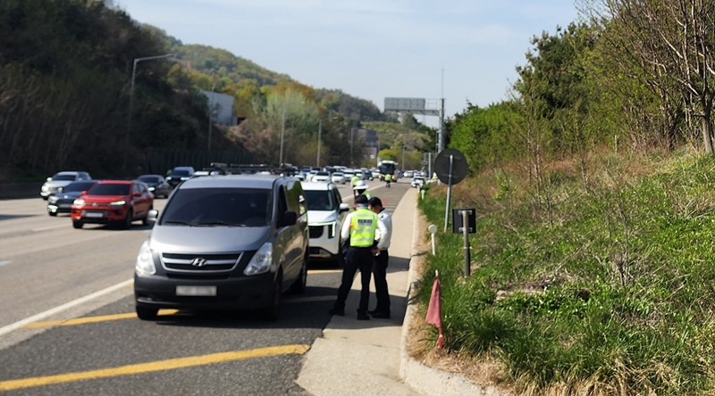 ▲ 충북경찰청 고속도로순찰대 제10지구대가 18일 경부고속도로 신탄진IC~옥산JC 구간에서 버스전용차로 집중 단속을 하고 있다. ⓒ충북경찰청