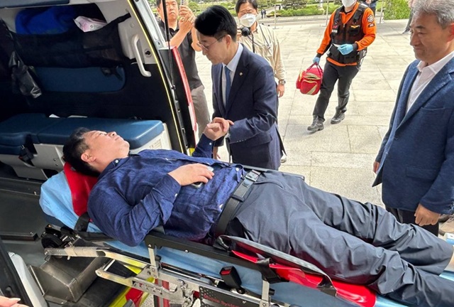 ▲ 안호영 더불어민주당 의원이 22일 오후 서울 여의도 국회 본관 앞 천막 농성장에서 병원으로 이송되고 있다.ⓒ안호영 민주당 의원 페이스북