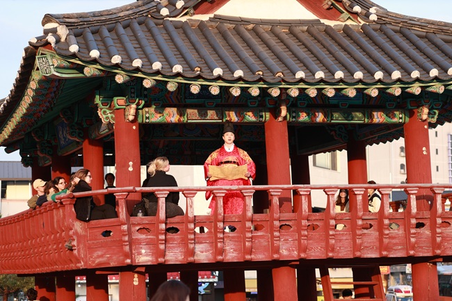 ▲ 관풍헌과 단종 재현 모습. ⓒ영월군