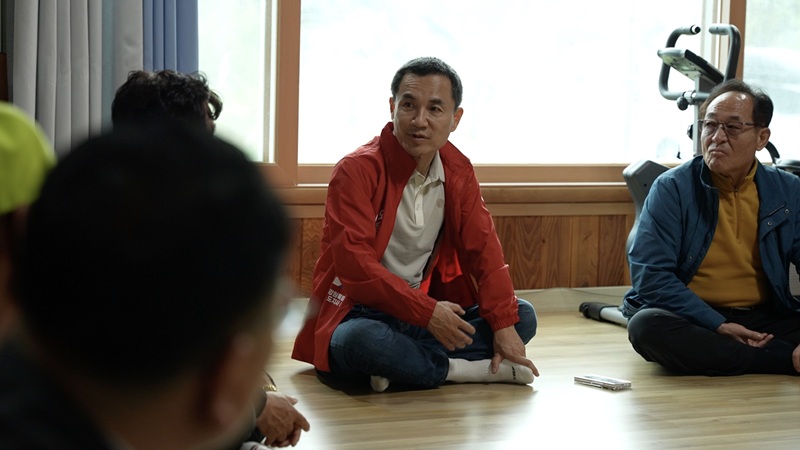 ▲ 김진태 강원특별자치도지사 후보가 21일, 현장 밀착형 행보인 '회관일기'의 다섯 번째 여정을 양양군 손양면 수산리어촌마을회관에서 이어갔다. ⓒ김진태 후보 캠프