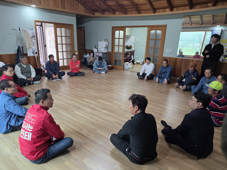 ▲ 김진태 강원특별자치도지사 후보가 21일, 현장 밀착형 행보인 '회관일기'의 다섯 번째 여정을 양양군 손양면 수산리어촌마을회관에서 이어갔다. ⓒ김진태 후보 캠프