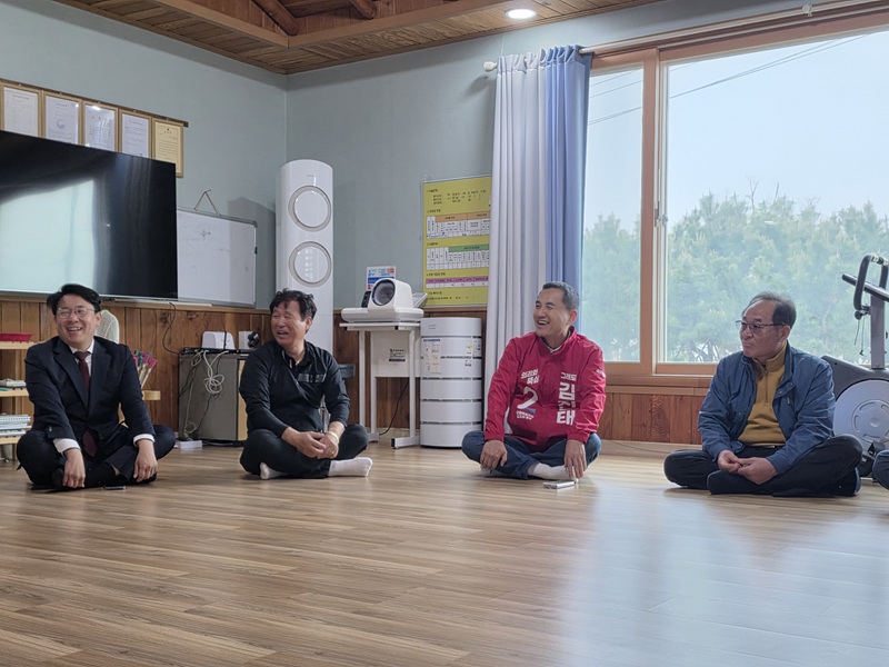 ▲ 김진태 강원특별자치도지사 후보가 21일, 현장 밀착형 행보인 '회관일기'의 다섯 번째 여정을 양양군 손양면 수산리어촌마을회관에서 이어갔다. ⓒ김진태 후보 캠프