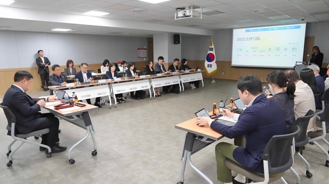 ▲ 춘천시가 22일 시청 다목적회의실에서 부동산가격공시위원회를 개최했다. 이날 회의에서는 개별공시지가 열람지가 25만1087필지와 의견제출 토지 61필지에 대한 적정성 여부를 심의했다. 시는 위원회 심의 결과를 반영해 오는 30일 개별공시지가를 결정·공시하고 내달 29일까지 이의신청을 접수·처리할 계획이다. ⓒ춘천시