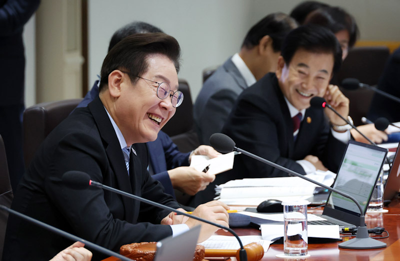 ▲ 이재명 대통령이 지난해 9월 2일 서울 용산 대통령실 청사에서 열린 제40회 국무회의에서 정동영 통일부 장관의 발언을 듣고 웃고 있는 모습. ⓒ대통령실통신사진기자단