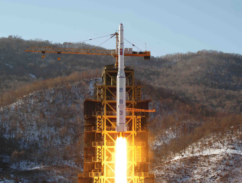 ▲ 북한 대외 관영매체인 조선중앙통신이 2012년 12월 12일 공개한 자료 사진으로 북한 은하 3호 로켓이 동창리에 있는 서해위성발사장에서 발사되는 모습. ⓒ북한 조선중앙통신/뉴시스