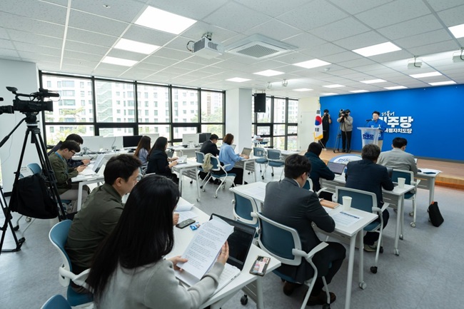 ▲ 육동한 후보가 22일 더불어민주당강원도당 회의실에서 기자간담회를 갖고 5대 비전을 발표하고 있다. ⓒ육동한 후보측 제공