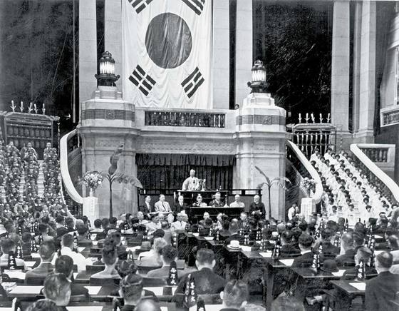 ▲ 중앙청 국회의사당에서 열린 대한민국 건국 제헌국회 개원식. 일본총독부 청사였던 중앙청 5층 석조건물은 김영삼 정부시 '일제잔재'라며 철거된다. ⓒ연세대이승만연구원
