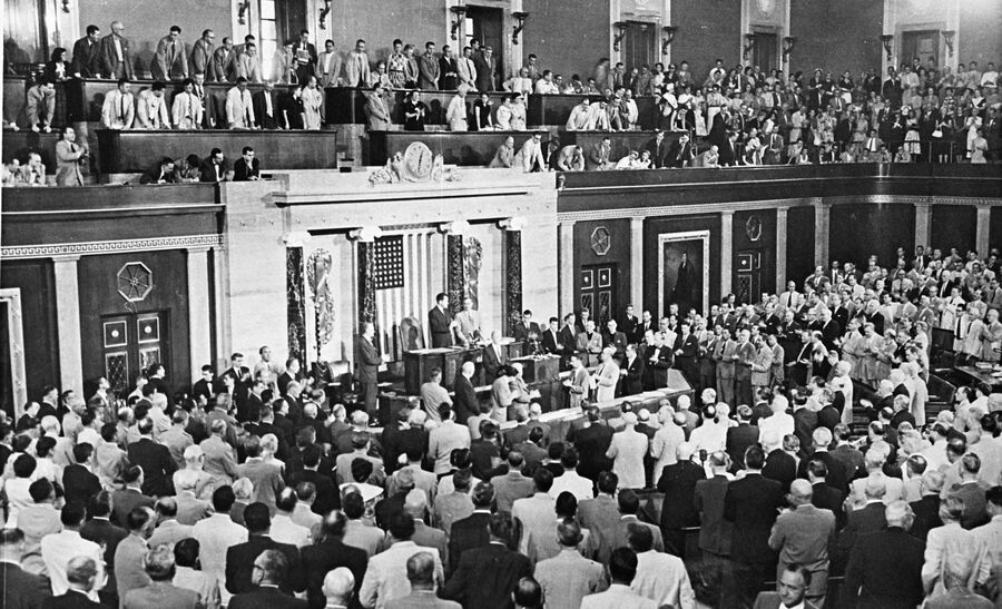 ▲ 1954년 미국공식방문시 양원합동 의회에서 연설하는 이승만 대통령. 참석자들이 30여회 기립박수를 보낼만큼 명연설이었다.