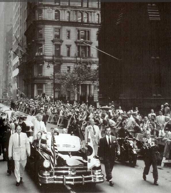 ▲ 1954년 공식방미중 이승만 대통령이 뉴욕시장과 함께 뉴욕 브로드웨이에서 '영웅행진'을 벌이고 있다.
