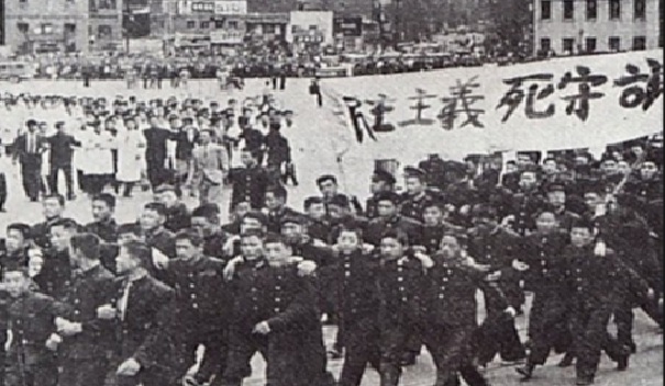 ▲ 1960년 4월 대학생들이 3.15부정선거를 규탄하며 '민주주의 사수하자'는 플래카드를 들고 시위를 벌이고 있다.