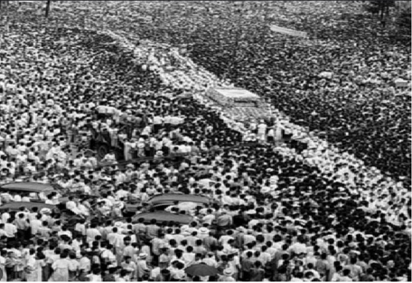 ▲ 1965년 7월27일 이승만대통령의 장례식날, 서울시민들이 몰려나와 영구행열을 추모하는 모습. 인파는 동작동 국군묘지까지 뒤덮었다.