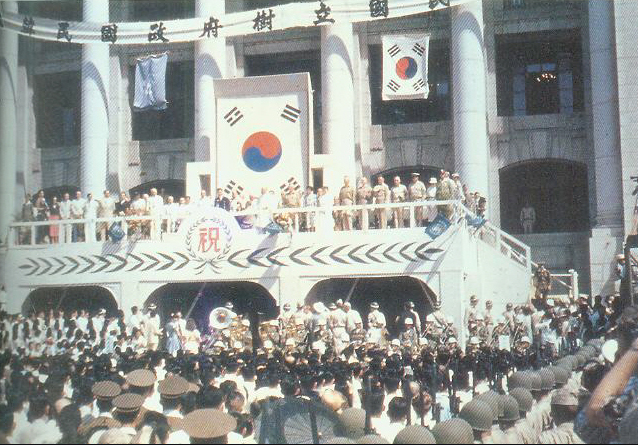 ▲ 1948년 8월15일 대한민국 정부수립 건국선포식.