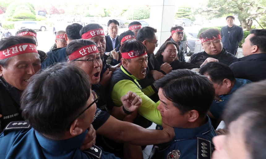 ▲ 민주노총 공공운수노조 화물연대 소속 조합원들이 21일 경남 창원시 경남경찰청 입구에서 청장 면담을 요구하며 청사 진입을 시도하고 있다. ⓒ연합뉴스