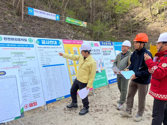 ▲ 송준호 북부지방산림청장이 22일 강원 인제군 남면 일원에서 추진 중인 산불진화임도 신설사업장을 방문해 사업 추진현황과 안전관리 실태를 점검했다. ⓒ북부지방산림청