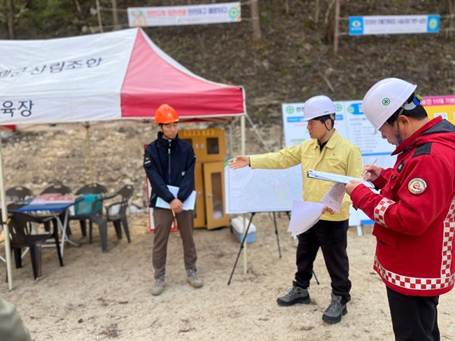 ▲ 송준호 북부지방산림청장이 22일 강원 인제군 남면 일원에서 추진 중인 산불진화임도 신설사업장을 방문해 사업 추진현황과 안전관리 실태를 점검했다. ⓒ북부지방산림청